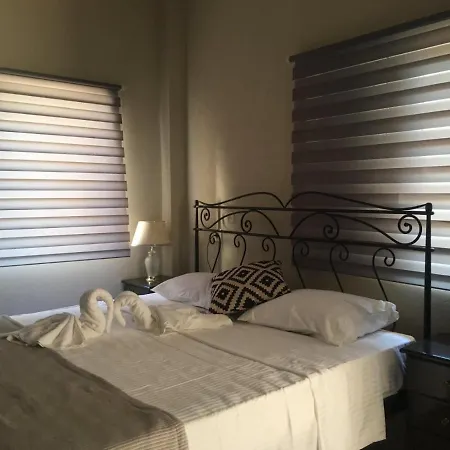 Spacious Flat With Private Garden * 필리아트라