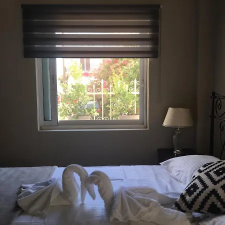 Spacious Flat With Private Garden * 필리아트라