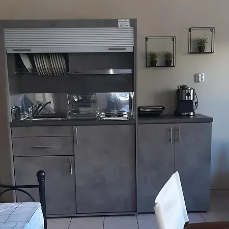 Spacious Flat With Private Garden 펜션 *