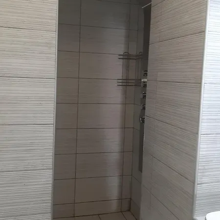 Spacious Flat With Private Garden 펜션 필리아트라