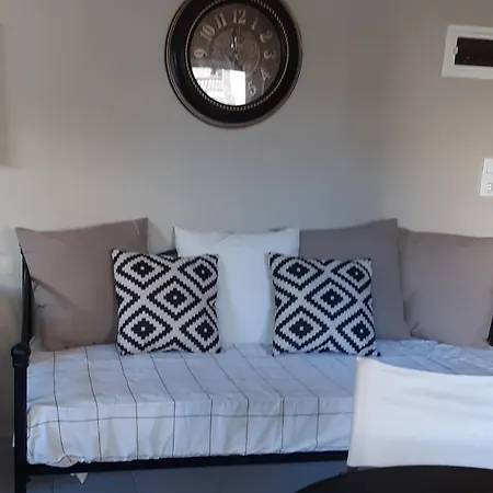 Spacious Flat With Private Garden 필리아트라