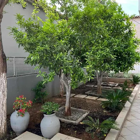 Spacious Flat With Private Garden 펜션