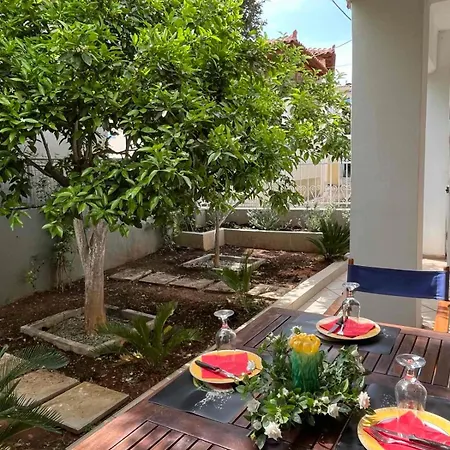 Spacious Flat With Private Garden 펜션 *